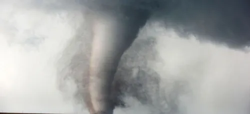 Elle survit emportée par une tornade dans son bain