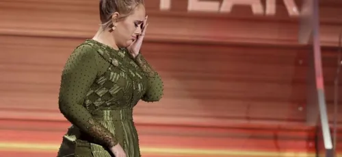 Adele en panique à cause...d'un moustique!