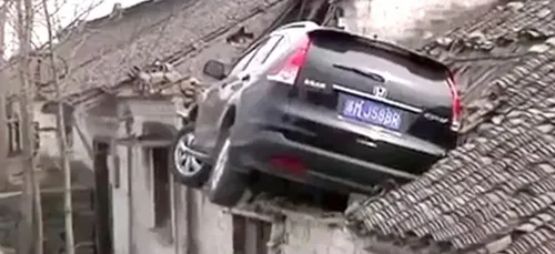 Il termine sur le toit d'une maison en voiture!