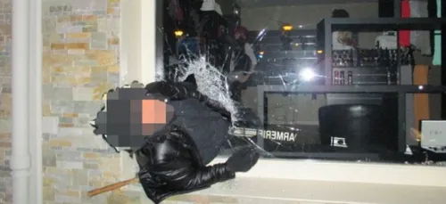Le cambrioleur reste bloqué dans la vitrine