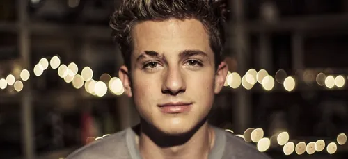 Charlie Puth dévoile le clip de son nouveau hit "Attention" !