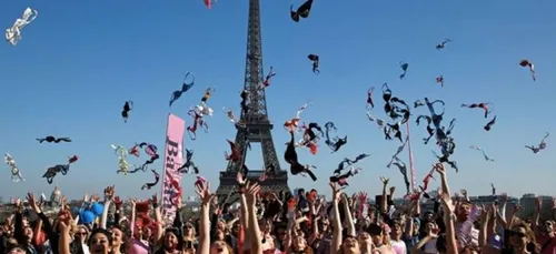 Un lancer de soutiens-gorge pour la bonne cause.