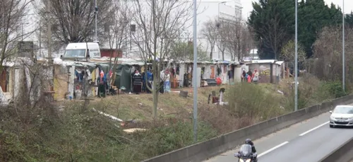 Face au Bidonville, le maire bloque l'autoroute