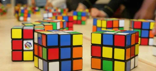 Les champions du Rubik's cube s'affrontent à Paris