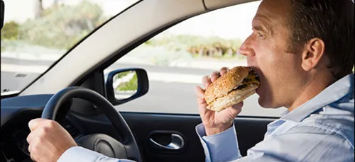 Les petites manies des Franciliens en voiture !