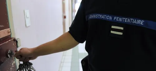 Cinq véhicules de surveillants de la prison de Villepinte incendiés