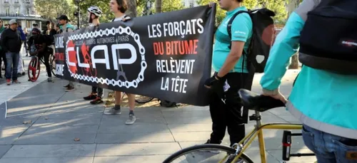 Les coursiers Delivroo dans la rue pour les salaires