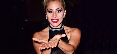 Pour s'excuser, Lady Gaga fait livrer des pizzas à ses fans ! (Photos)