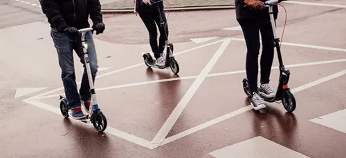 Paris : des parents agressés à coups de trottinette