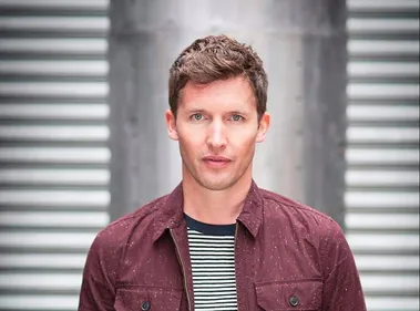 James Blunt débarque sur Tinder, et c'est très drôle ! (Vidéo)