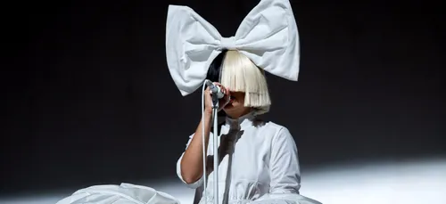 Sia crée une peluche à son effigie pour la bonne cause ! (Photos)