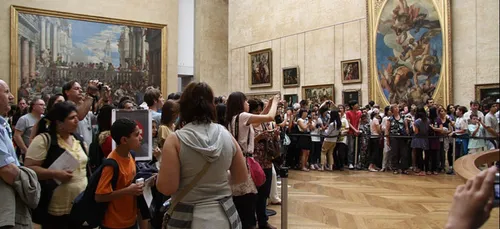 Une artiste jugée à Paris pour exhibition sexuelle au Louvre