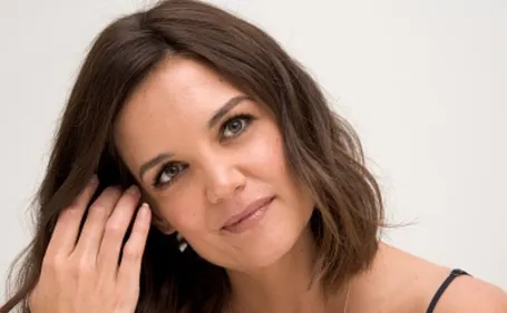 Katie Holmes change complètement de look ! (Photo)