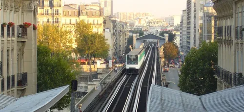 Un homme se tue en surfant sur un métro parisien