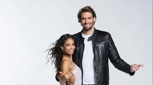 DALS : Camille Lacourt embrasse sa partenaire en direct ! (VIDEO)