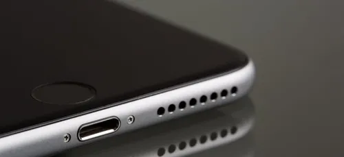 Iphone X : manifestation d’Attac devant un Apple Store de Paris