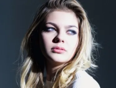 Louane : pourquoi elle ne rejoint toujours pas Les Enfoirés !