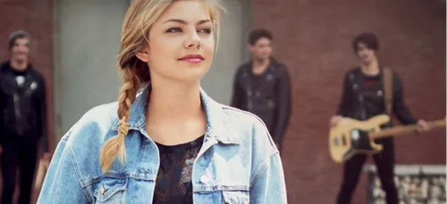 Louane rend hommage à son père décédé, sur l'album de Johnny Hallyday