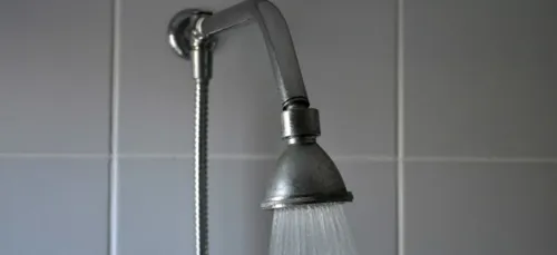 Il réquisitionne trois policiers pour prendre sa douche