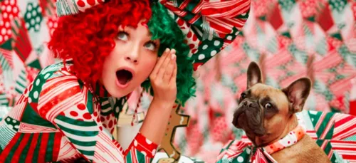 Sia invite "La Reine des Neiges" sur le clip de "Santa's Coming For...