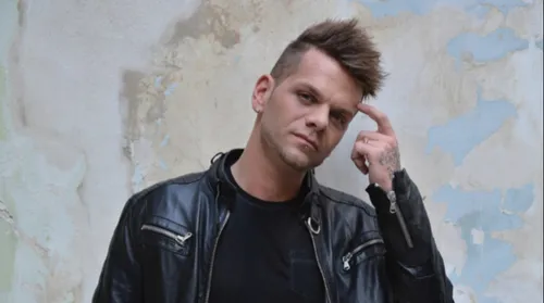 Keen'V devient baby-sitter pour une nouvelle émission de la TNT !