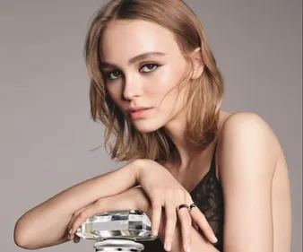 Lily-Rose Depp: trahie par les flashs, elle dévoile sa poitrine au...