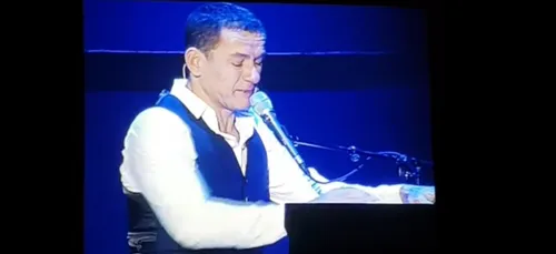 Sur scène, en pleurs, Dany Boon parle de son ami Johnny Hallyday