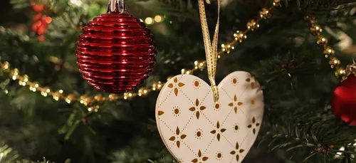 Voici LA bonne technique pour accrocher sa guirlande dans son sapin