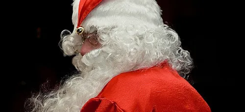 Paris : déguisé en père Noël, il poursuit une automobiliste en fuite