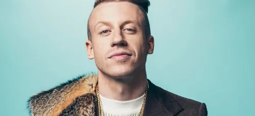 Macklemore est méconnaissable dans son nouveau clip ! (Vidéo)