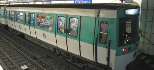 Métro : des usagers de la ligne 8 à pied dans les tunnels