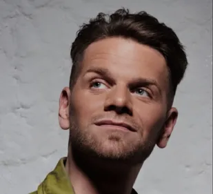 Keen’V : attaqué sur son manteau de fourrure par un fan, il répond !