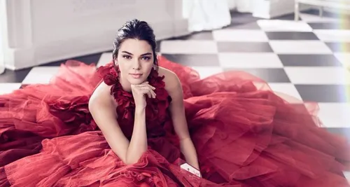 Kendall Jenner : moquée sur la toile à cause de son acné, elle répond