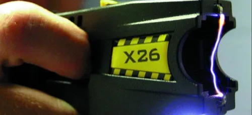 Un homme tasé prend feu lors d’une manifestation à Paris (VIDEO)