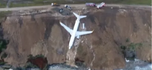 Un avion rate son atterrissage et termine sa course au bord d’une...