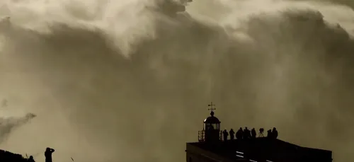 Vidéo - Une vague géante surfée à Nazaré au Portugal