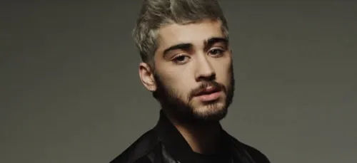 Vidéo - Par amour, Zayn Malik se fait tatouer les yeux de Gigi Hadid