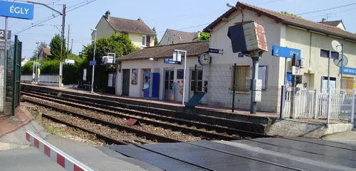 Un adolescent est mort accroché au RER