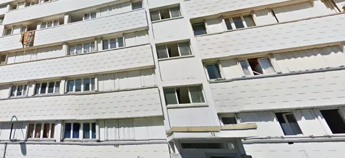 Un enfant seul chez lui chute du quatrième étage