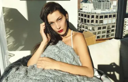 Bella Hadid dévoile un téton à la Fashion Week (Photos)
