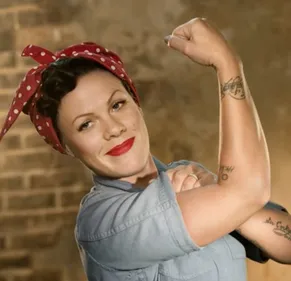 Pink clashe le directeur des Grammys et défend les femmes (Photo)