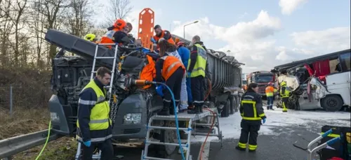 Spectaculaire accident d’un car scolaire sur l’A4