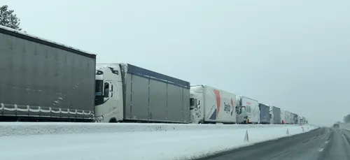 L’autoroute A10 se transforme en parking géant pour poids-lourds