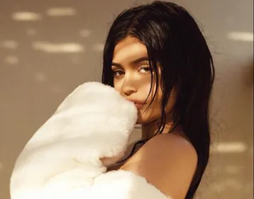 Kylie Jenner dévoile une photo et le prénom de son bébé !