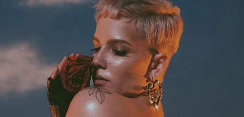 Halsey dévoile accidentellement sa culotte au Gala AmfAR (Photos)