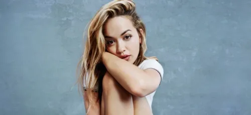 Rita Ora pose entièrement nue au bord de l'eau (Photos)