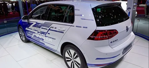 La police en voiture électrique à Paris et en petite couronne