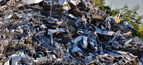 Face au terrain vague de déchets, il lance une pétition (Vidéo)