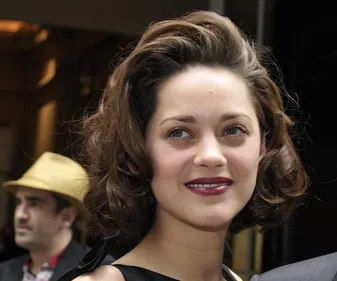 César 2018 : l'étrange robe de Marion Cotillard déchaîne Internet !...