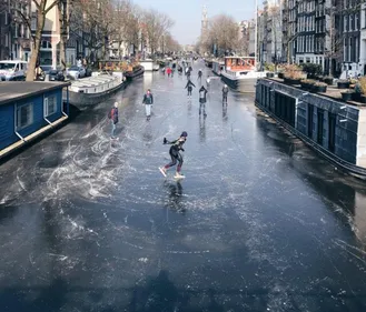 Incroyable : les canaux d’Amsterdam transformés en patinoire géante !